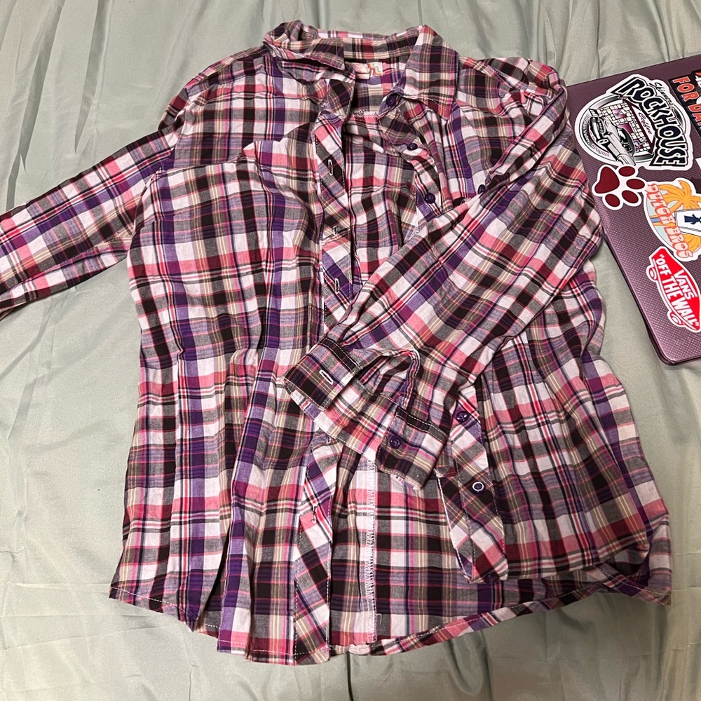 Women’s long sleeve button up flannel, pink and purple. Cinch back.